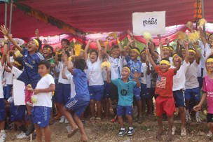 運動会を応援する子ども達（カンボジア小学校）